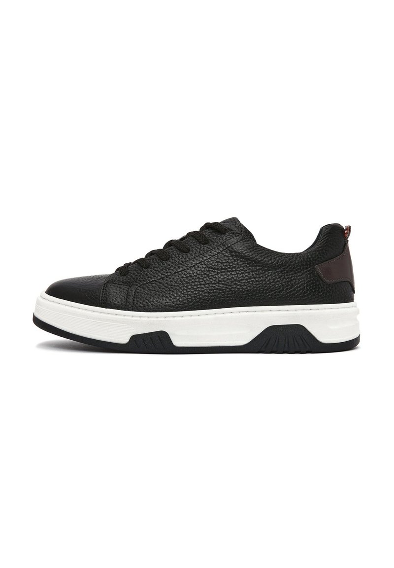 Sneaker in pelle nera con superficie texturizzata, suola in gomma bianca e dettagli neri. Caratterizzati da chiusura con lacci e dettaglio del tallone marrone.