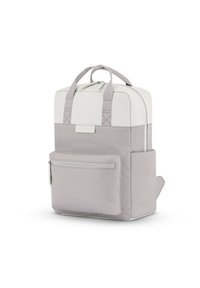 Zaino in tessuto grigio con pannello superiore bianco, doppio manico, tasca frontale con zip e un design elegante e strutturato. Texture morbida con accenti minimi.