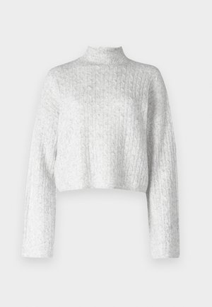 Pulover scurt, de culoare gri deschis, cu un design texturat, cu dungi, guler înalt și mâneci lungi. Material moale din tricot.