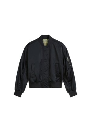 Blouson bomber noir en nylon lisse. Il présente un col haut, des poignets et un ourlet côtelés, deux poches avant et une poche à glissière sur la manche.