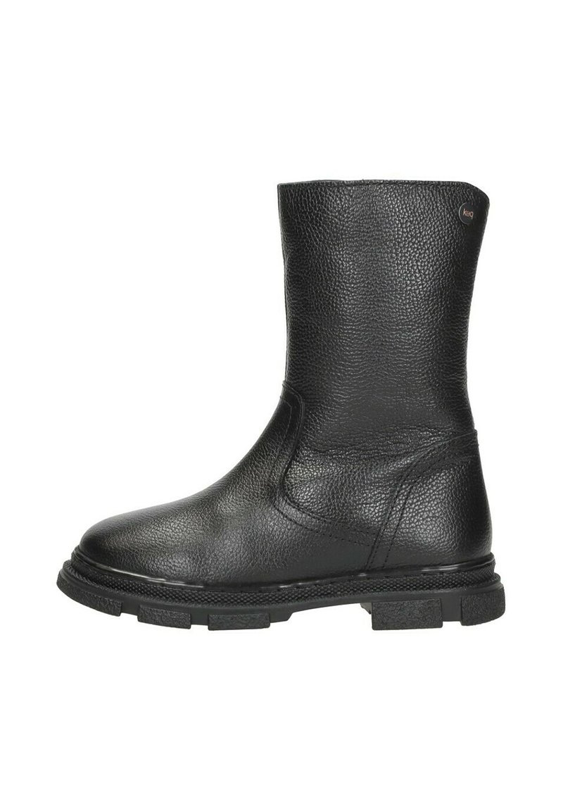 Zwarte leren enkelboot met een gestructureerd oppervlak, ronde neus en stevige rubberen zool. Heeft minimalistische stiksels en een logo accent.