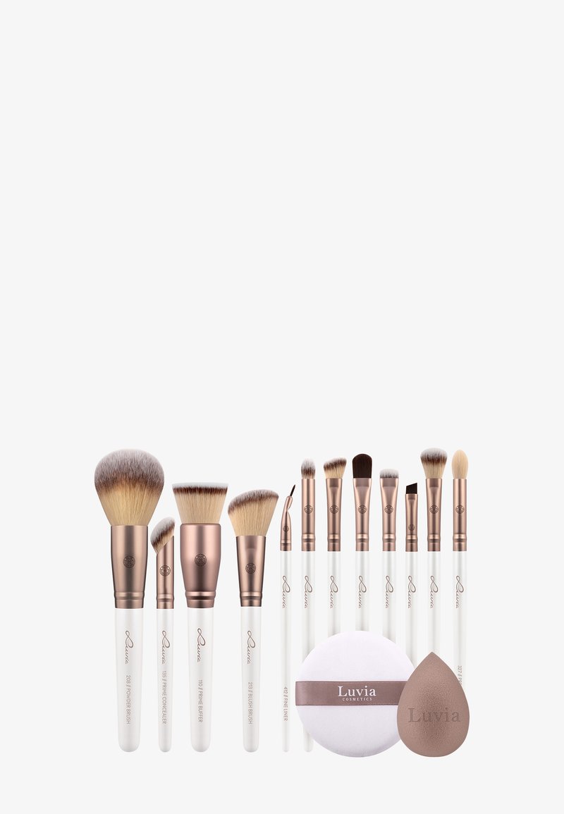 Set van 15 make-upkwasten en sponzen met witte handvatten, roségouden fittingen en zachte haren in verschillende vormen en maten.