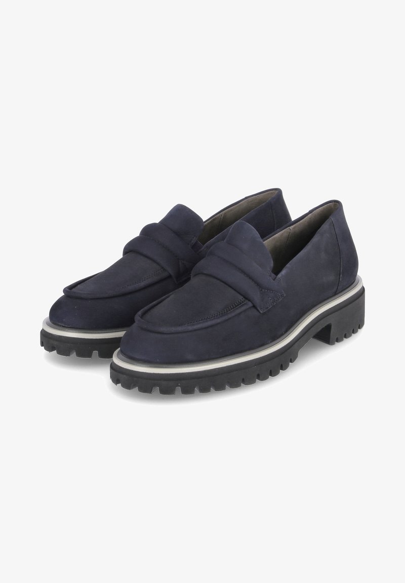 Paire de mocassins en suède bleu marine avec semelles épaisses crantées noires et bout arrondi, présentés côte à côte sur un fond blanc.