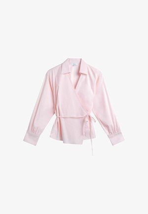 Lichtroze overslagblouse met lange mouwen, kraag, strik aan de zijkant en getailleerde manchetten op een witte achtergrond.