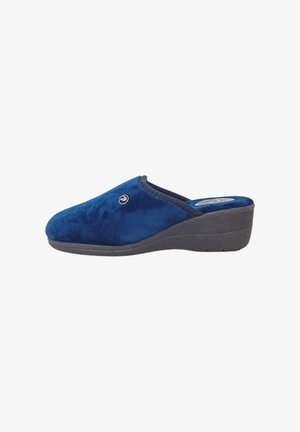 Scarpa slip-on in suede blu con tacco basso a cuneo, punta arrotondata e un dettaglio decorativo in metallo sul lato. Parte superiore testurizzata per una migliore presa.