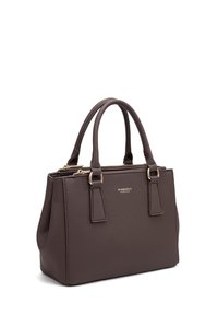 Borsa a tracolla in pelle marrone con una texture, manici superiori doppi, hardware in tonalità oro e chiusura con zip. Presenta un logo sul frontale.