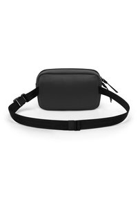 Svart rektangulär midjeväska tillverkad av texturerat material, med dragkedjestängning och justerbar tygrem.