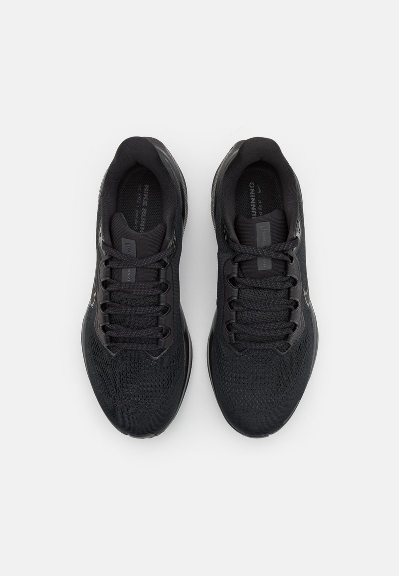 Zapatillas deportivas negras con parte superior de malla, cordones de textil y una suela acolchada. Presentan una marca sutil y un diseño elegante.