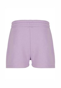 Lila shorts med mjuk textur, med resårmidja och enkel skärning, visad från baksidan utan ytterligare detaljer.