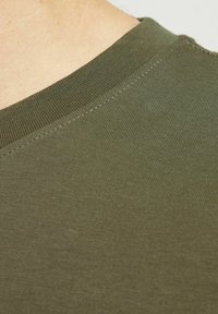 Jack & Jones JORVESTERBRO CREW NECK - Triko s potiskem - khaki