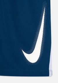 Nike Performance MULTI SHORT UNISEX - Pantalón corto de deporte - court blue/white