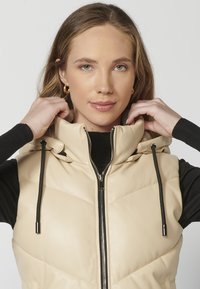 Koroshi COCKED  - Strukirani kaput - crudo   off white