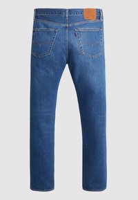 Blå denimjeans med rak ben design, som har två bakfickor, synlig sömnad och en läderlogotyp på midjebandet.