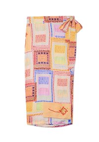 Jupe plissée colorée avec des motifs carrés patchwork dans des tons pastel et un nœud noué à la taille.