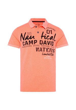 Kurzärmliges Polohemd aus leuchtend orangefarbenem Baumwollstoff mit schwarzem Textdesign, das nautische Themen und den Markennamen zeigt. Klassischer Kragen mit Knöpfen.