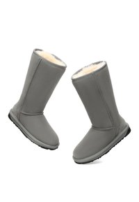 Graue Wildlederstiefel bis zur Mitte der Wade mit einem weichen Futter aus Fell, runder Zehenform, flacher Gummisohle und minimalen Nähten. Verfügt über ein einfaches, sauberes Design.