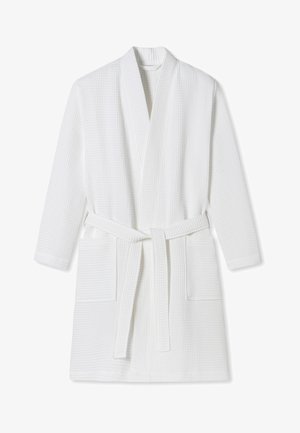 Weißer Bademantel aus Waffelmaterial mit Schalkragen, langen Ärmeln, zwei Vordertaschen und einem passenden Bindegürtel in der Taille.