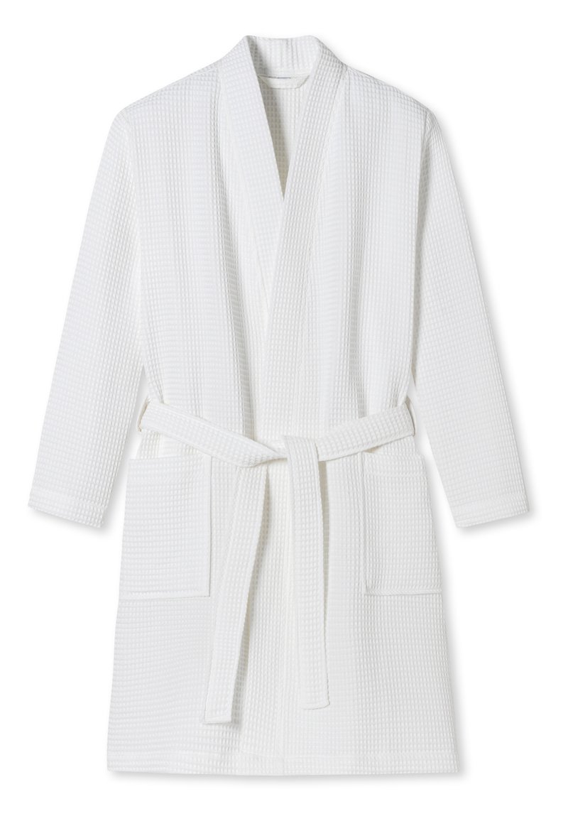 Hvid badekåbe med vaffelmønster, sjalskrave, lange Ærmer, to forlommer og et matchende bælte i taljen.