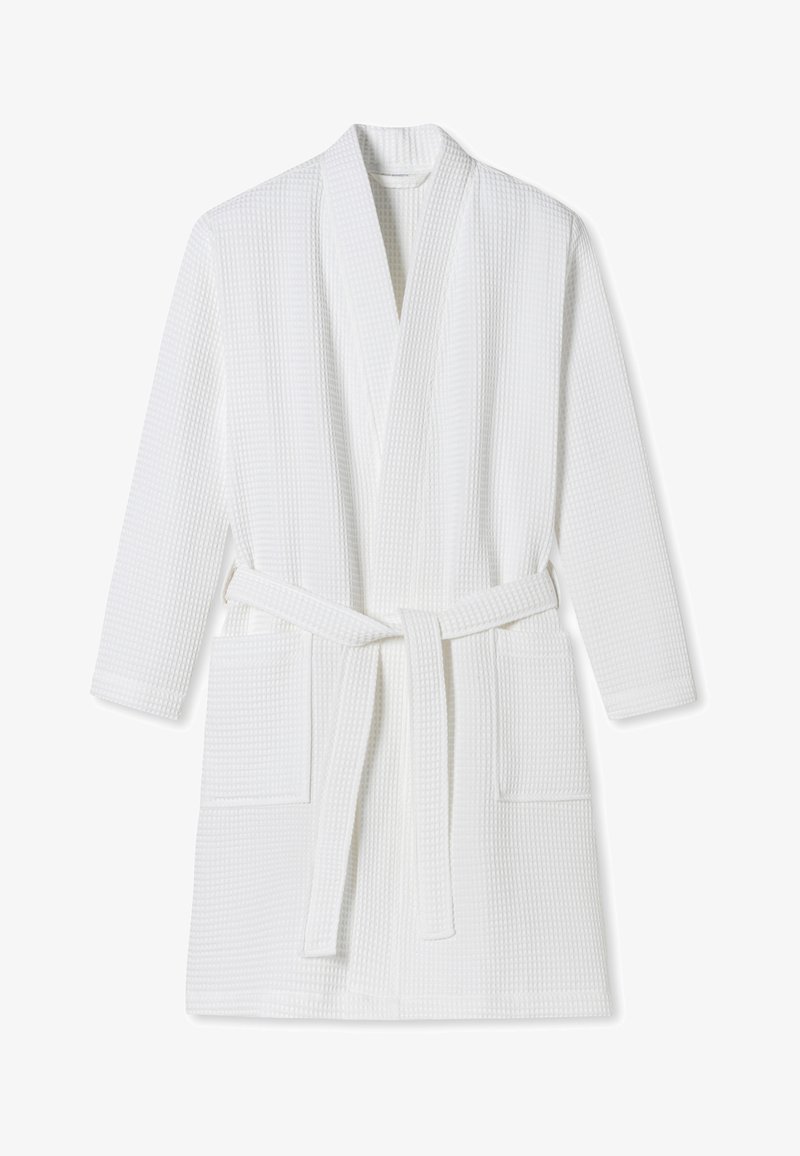 Hvid badekåbe med vaffelmønster, sjalskrave, lange Ærmer, to forlommer og et matchende bælte i taljen.