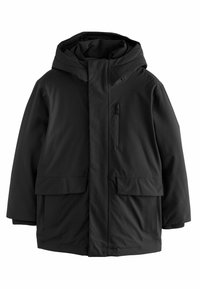 Chaqueta negra impermeable con capucha, múltiples bolsillos frontales y un bolsillo con cremallera en el pecho. Textura suave y mangas largas.
