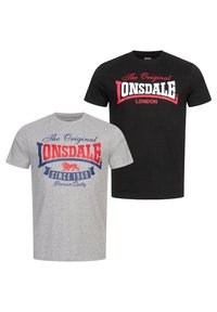 To T-shirts: en grå med blå og rød tekst, et løve-logo og "Siden 1960"; en sort med hvid og rød tekst, "Lonsdale London."