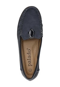 Shoe slip-on in suede blu scuro con cuciture bianche, punta ovale, soletta imbottita e un accento decorativo in pelle nera sulla tomaia.