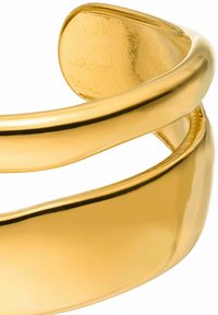 Bracelet en métal doré avec une surface lisse et brillante. Présente un bord arrondi et un design minimaliste et ouvert.