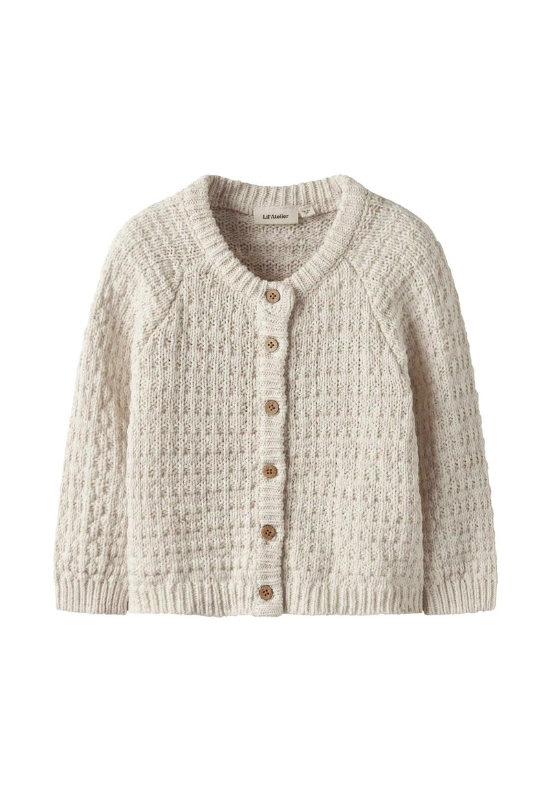 Kreemivärviline kootud beebi kardigan pikkade varrukatega, ümmarguse kaelusega, soonikkoes äärtega ja kuue puidust nupuga ees.