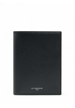 Housse de passeport en cuir noir avec une finition texturée. Présente le nom de la marque embossé "LE TANNEUR 1898" en bas. Forme rectangulaire.