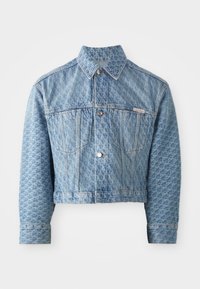 Chaqueta de mezclilla azul recortada con un sutil patrón en toda la prenda, cierre de botones y diseño clásico de cuello. Tejido texturizado con bolsillos laterales.