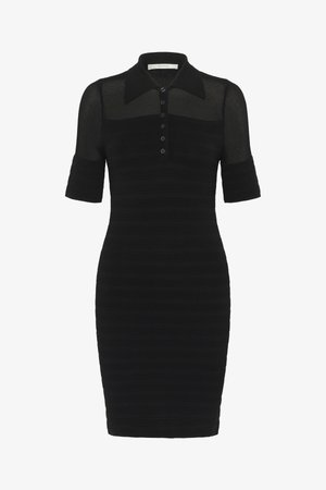 Vestido preto com gola polo, mangas curtas, tecido de malha texturizada, padrões de riscas horizontais e pala de botões na frente.
