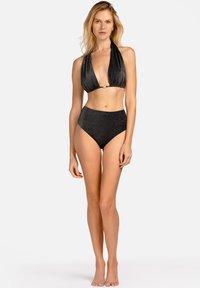 Czarny bikini na halter z głębokim dekoltem w kształcie V, z marszczonym materiałem i centralnym detalem z metalu, połączony z majtkami o wysokim stanie.