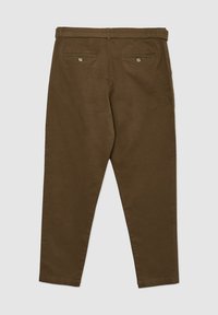 Pantaloni marroni con una texture liscia, gambe affusolate, due tasche posteriori con chiusura a bottone e una vita con passanti per cintura.