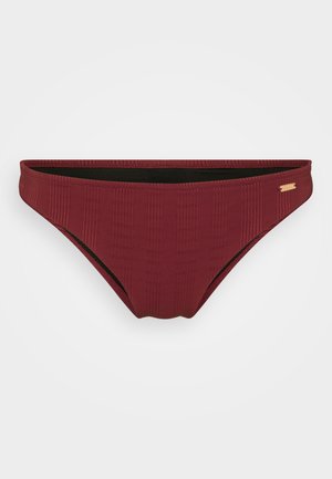 Parte de baixo de bikini em tecido canelado vermelho escuro, apresentando um corte baixo, textura suave e um discreto detalhe de marcação na lateral.