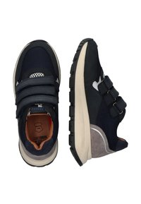 Baskets de sport bleu marine avec une tige en mesh, trois bandes Velcro, des accents en suède gris et une semelle claire avec un profil texturé.