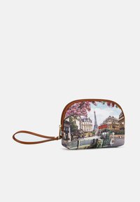 Borsetta colorata con zip che presenta una scena parigina con la Torre Eiffel, dettagli in finta pelle marrone e una tracolla.