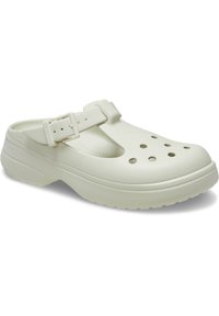 Witte gemodelleerde plastic klompen met een T-sleuf en verstelbare gespsluiting. Voorzien van ventilatiegaten en een textured zool voor grip. Rond afgewerkte neus.