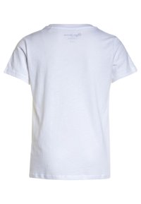 Biała bawełniana koszulka z okrągłym dekoltem i krótkimi rękawami. Posiada nadrukowaną metkę marki na plecach, minimalistyczny design.