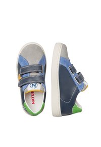 Kinder-Sneaker aus einer Kombination von blauer, grauer und grüner Wildleder- und Lederoberfläche. Sie verfügen über zwei verstellbare Klettverschlussriemen und eine strukturierten Gummisohle.