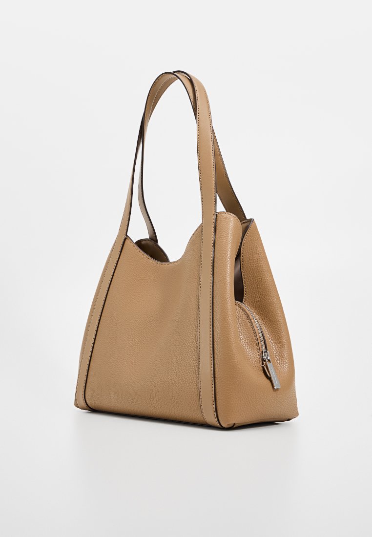 Läcker läder toteväska med slät yta, dubbla axelremmar och en dragkedjeficka på sidan. Har kontrasterande sömnadsdetaljer.