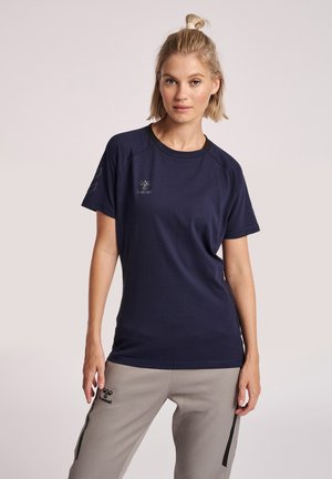 T-shirt bleu marine à manches courtes en tissu léger, avec un col rond et un logo discret sur la poitrine et la manche.