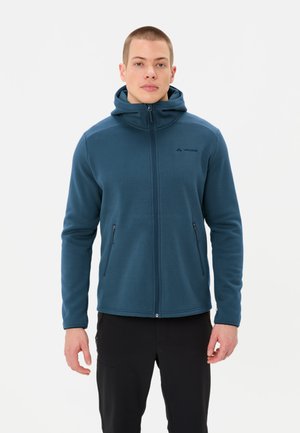 Heren navyblauwe fleecejack met een volledige ritssluiting, capuchon en twee zijzakken. Heeft een gladde textuur en een klein logo op de borst.