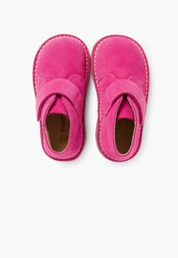 Pantofi din suede roz cu un sistem de prindere Velcro, design cu vârf rotund și cusături contrastante pe margine. Interiorul este captusit cu un material maro.