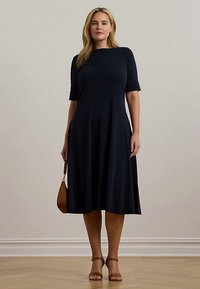 Vestido azul marinho em linha A, feito de tecido suave, com mangas curtas e decote redondo, e saia ligeiramente evasê.