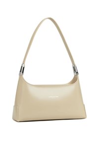 Sac à main en cuir verni beige à silhouette incurvée, avec ferrures argentées et logo embossé à l'avant. Dispose d'une seule bandoulière.