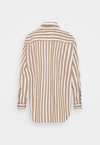 Chemise marron à manches longues avec des rayures verticales blanches et bleu clair, poignets boutonnés et col, vue de dos sur fond blanc.
