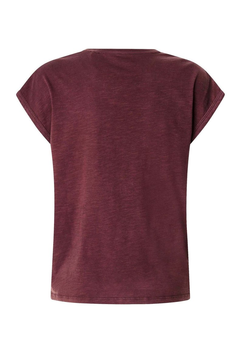 Maroon t-shirt met korte opgerolde mouwen, ronde halslijn, zachte textuur en een ontspannen pasvorm. De achterkant toont een gladde afwerking.
