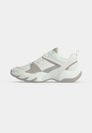 Scarpa da ginnastica bianca e grigia con logo "MK", suola spessa e lacci, mostrata di profilo su uno sfondo chiaro e semplice.