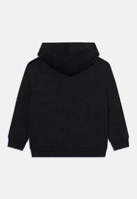 Sweatshirt noir à capuche avec des manches longues, des poignets et un ourlet côtelés, texture lisse, design simple, sans logos ni motifs visibles.