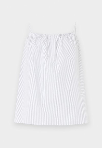 Λευκό αμάνικο φόρεμα με λεπτές κάθετες μαύρες ρίγες και σούρα στο ντεκολτέ, απλωμένο σε φωτεινό φόντο.